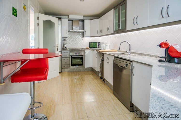 This spacious renovated corner house is located in a quiet.. - 8