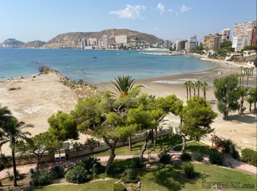 Ubicada literalmente a escasos pasos de la playa de la..