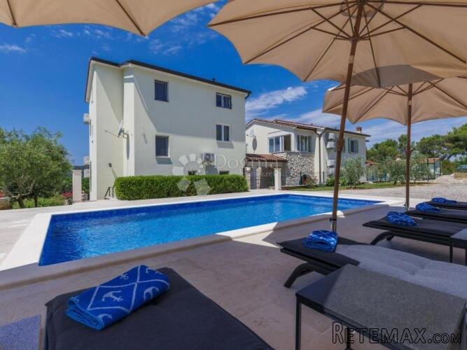 VILLA S BAZENOM, OKRUŽENA ZELENILOM, SVEGA 900 M OD MORA! La