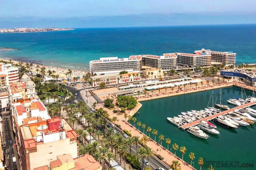 Bonita vivienda con vistas increíbles al puerto.¿Se i..