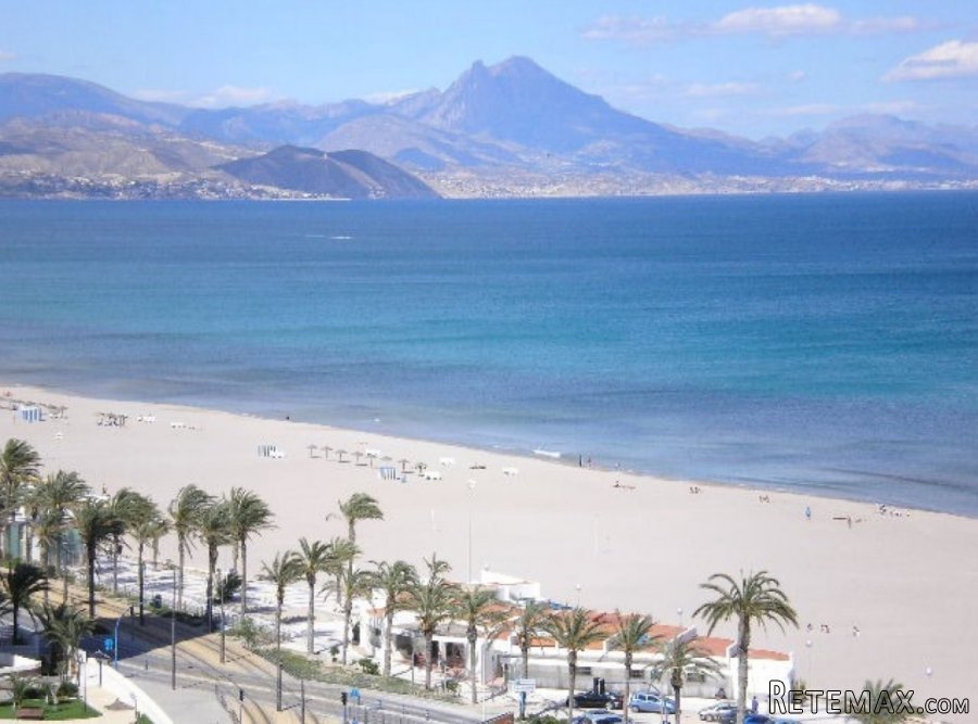 Impresionante piso a pie de playa, compuesto de 3..