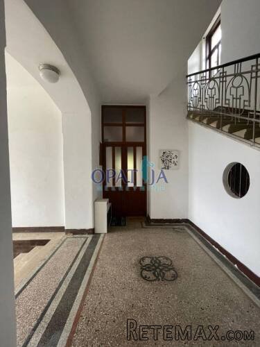 Lovran centar - prekrasan 2 sobni stan sa terasom i garažom..
