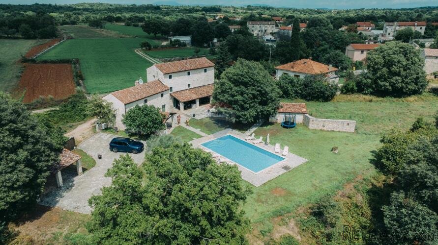 Istra,Barban,kamena vila sa bazenom na imanju od 17500m2