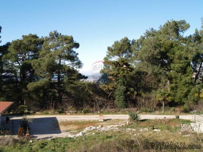 GRAĐEVNO ZEMLJIŠTE NA MIRNOJ LOKACIJI SA POGLEDOM NA MORE