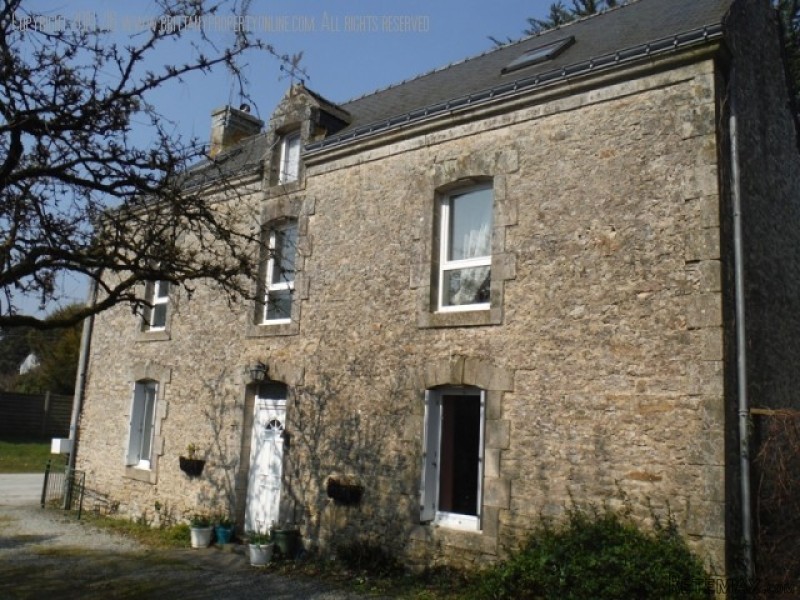 Spacious 6 bed stone property, 189,990 €