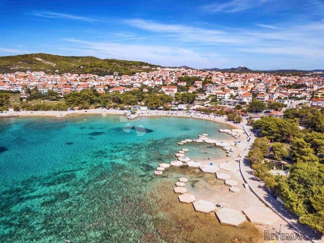 GRAĐEVINSKO ZEMLJIŠTE S POGLEDOM NA MORE, VODICE