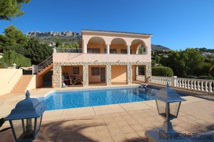 SPACIOUS VILLA IN ALTEA, SEA- AND MOUNTAIN VIEWS!!! This..