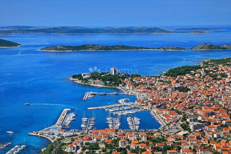GRAĐEVINSKO ZEMLJIŠTE S POGLEDOM NA MORE, VODICE