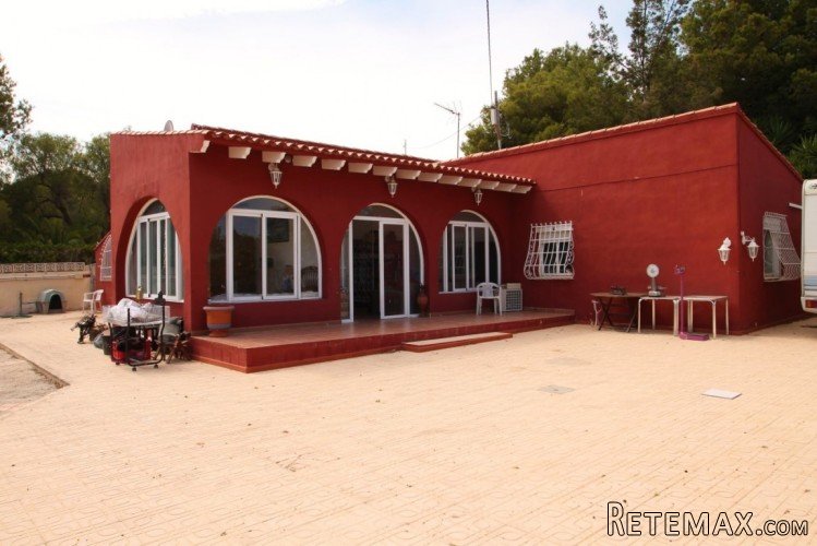 MEDITERRANEAN VILLA ON A BIG PLOT!!! This Spanish style..