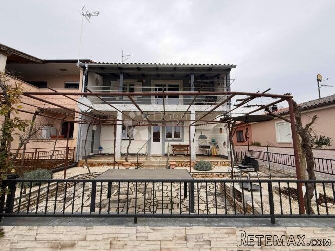 Kuća s 2 stana - 300 m od mora