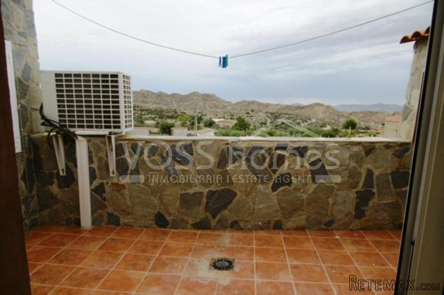 Light & airy 4 bed, 2 bath, 1st floor, ( no lift).. - 9