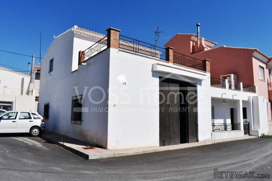 Large, 2 storey, corner, village house with 4 bedrooms.. - 2