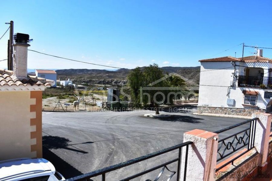 Large, 2 storey, corner, village house with 4 bedrooms.. - 4