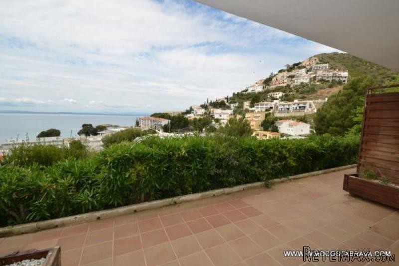 ROSES: Nice apartment with sea views.