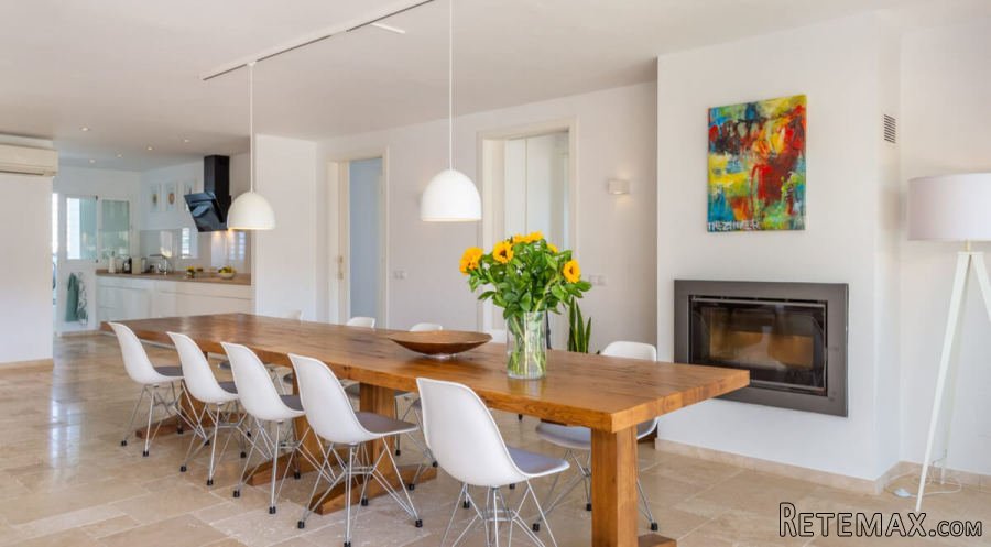 Beautifully renovated penthouse with stunning 360-degree..