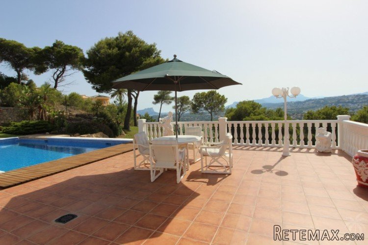 Luxury villa (2001) on a very large plot with lots of.. - 2