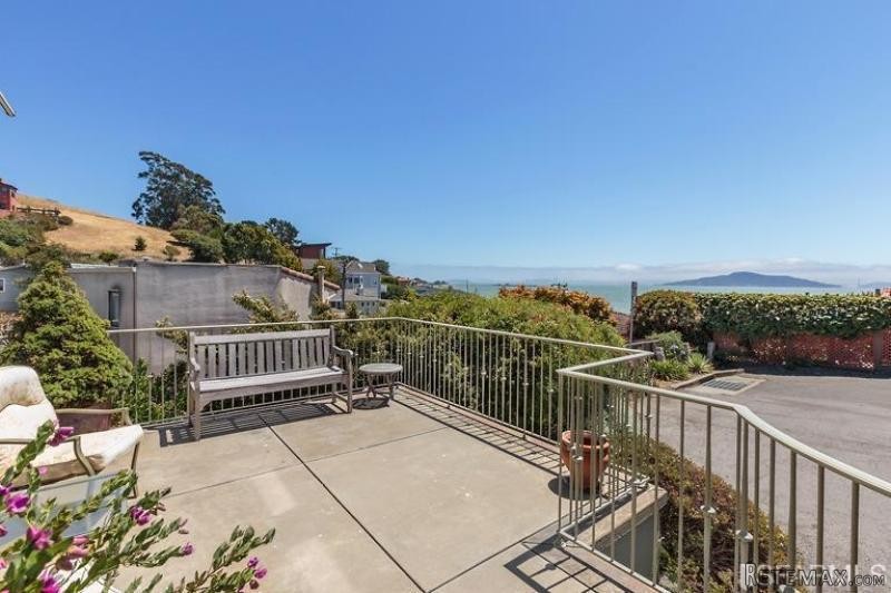 3 bedroom House For Sale: 518 Grandview.. - 2