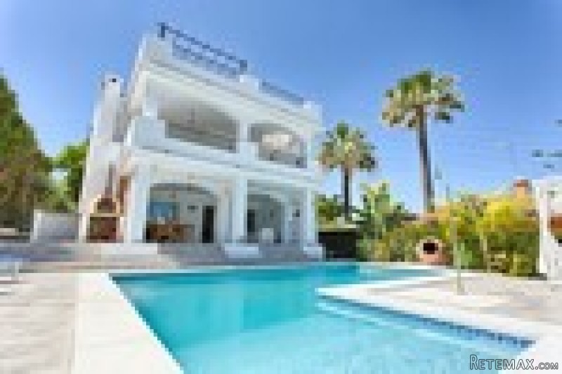 4 Bedrooms - Villa - Malaga - For Sale