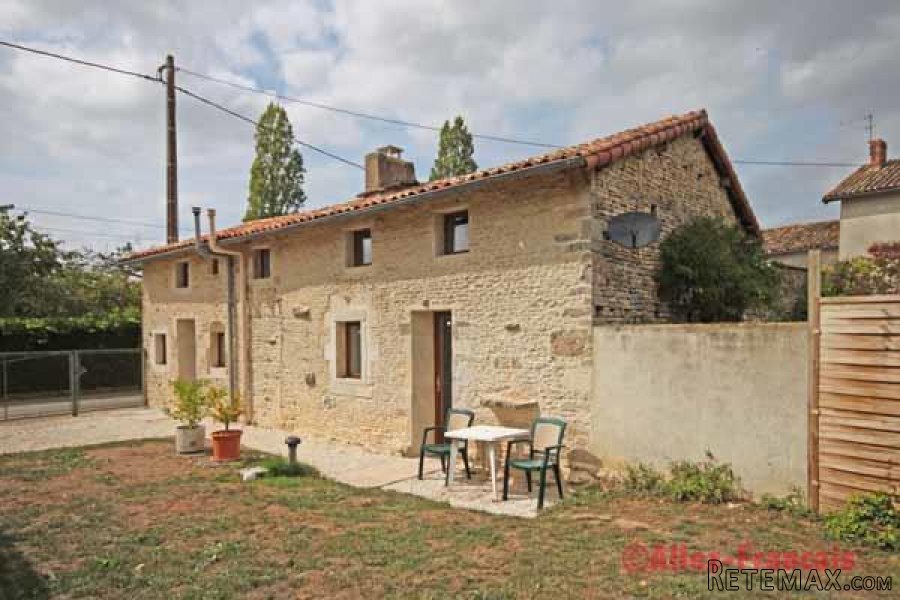 Plibou (79) - Detached 3 bedroom stone house renovated recently..