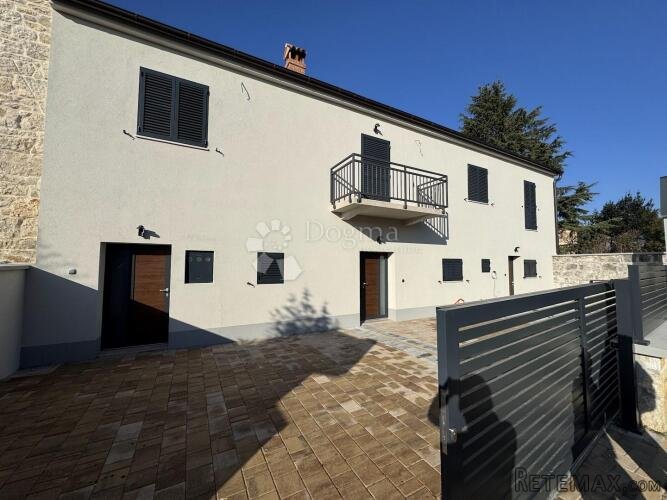 Nova kuća u Funtani sa 3 apartmana