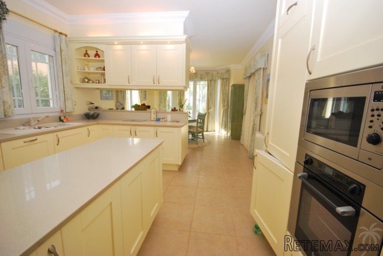 Luxury villa (2001) on a very large plot with lots of.. - 5