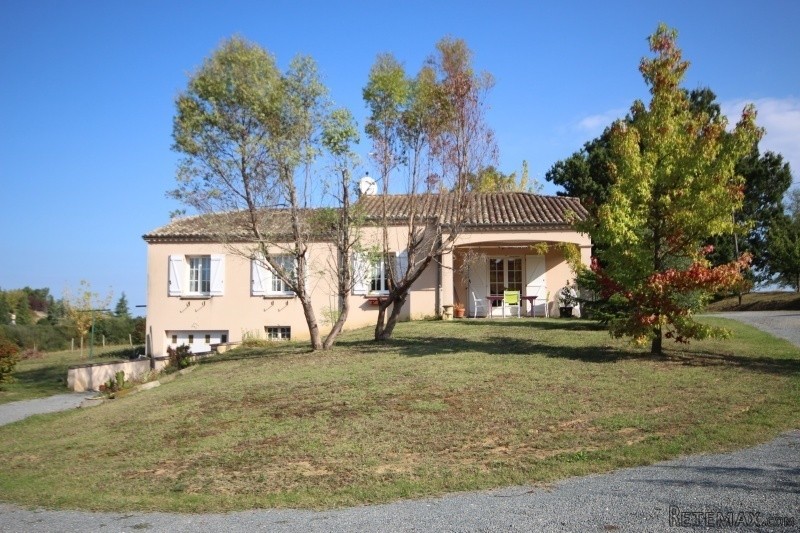 Quietly located 3 bed villa with garage..