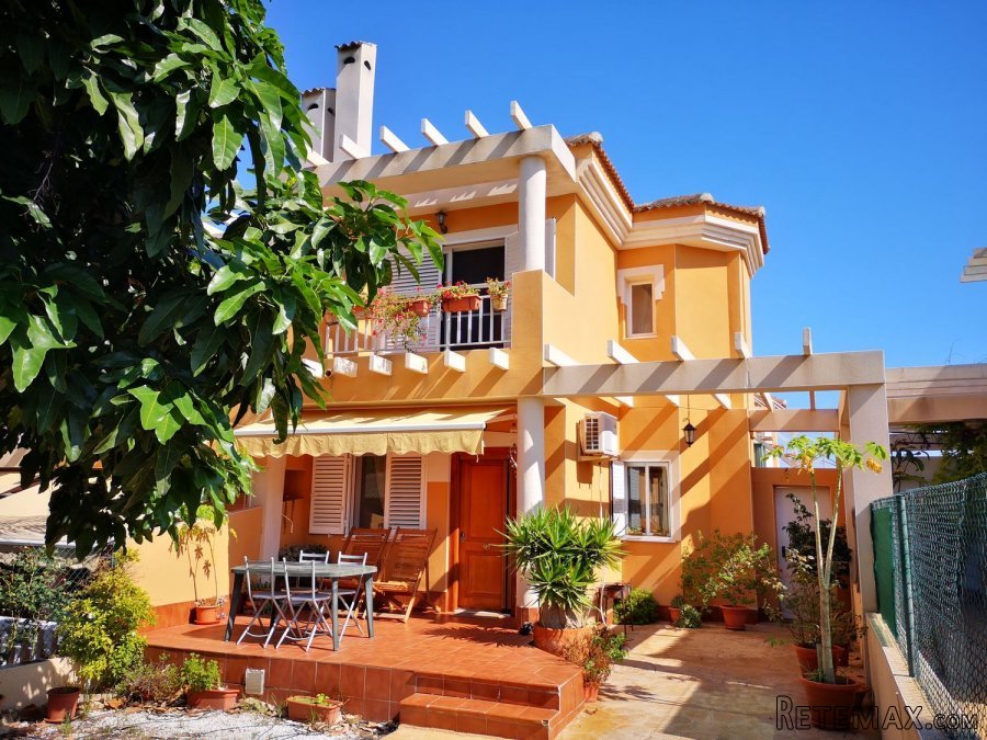 Se vende precioso bungalow en urbanización Montefaro...