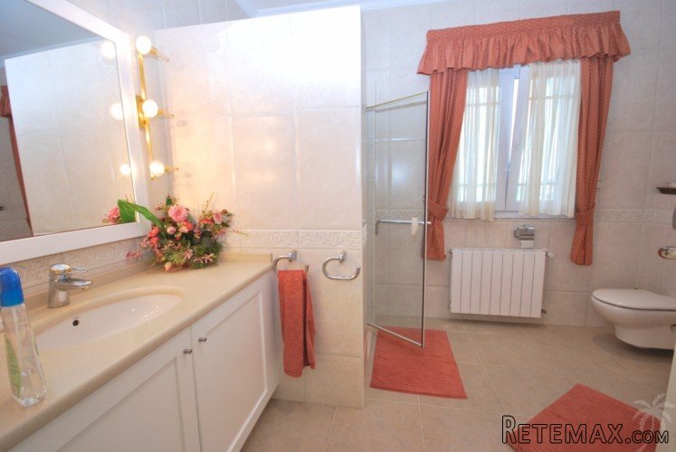 Luxury villa (2001) on a very large plot with lots of.. - 8