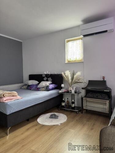 SAMOSTOJEĆA PRIZEMNICA SA OKUĆNICOM - ŠKURINJE