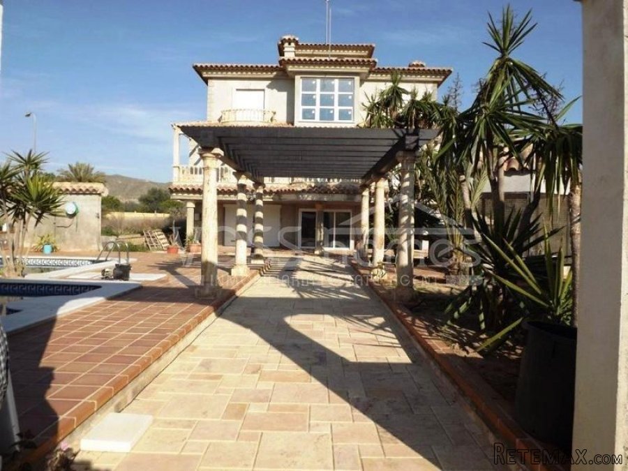 A HUGE 3 storey, 5 bedrooms, 3 bathrooms, with PRIVATE.. - 2