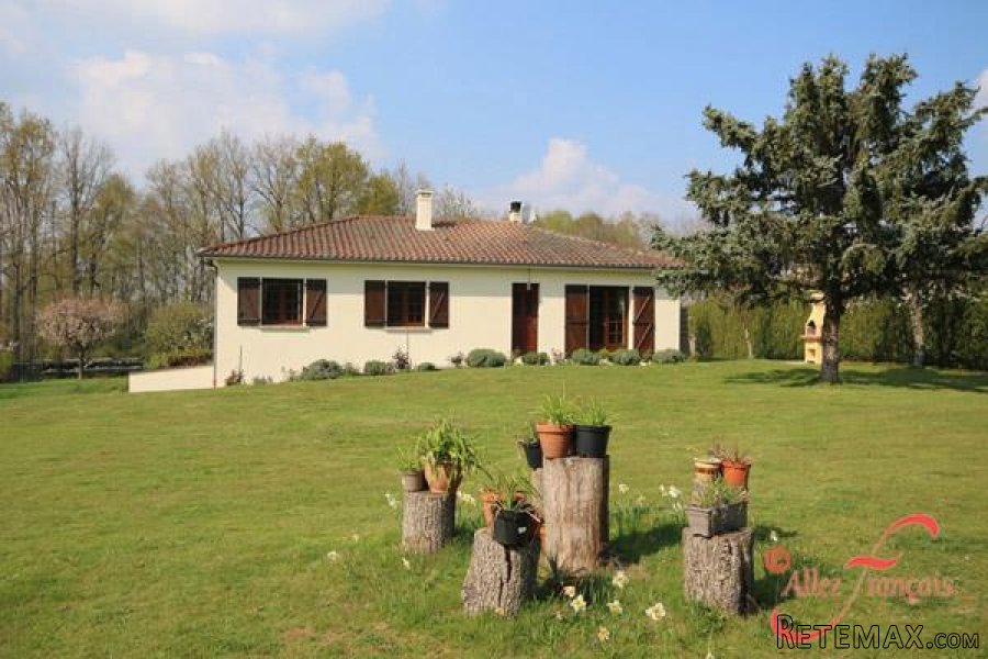 Verneuil (Charente) - 3 bedroom house with stables and 8 acres..