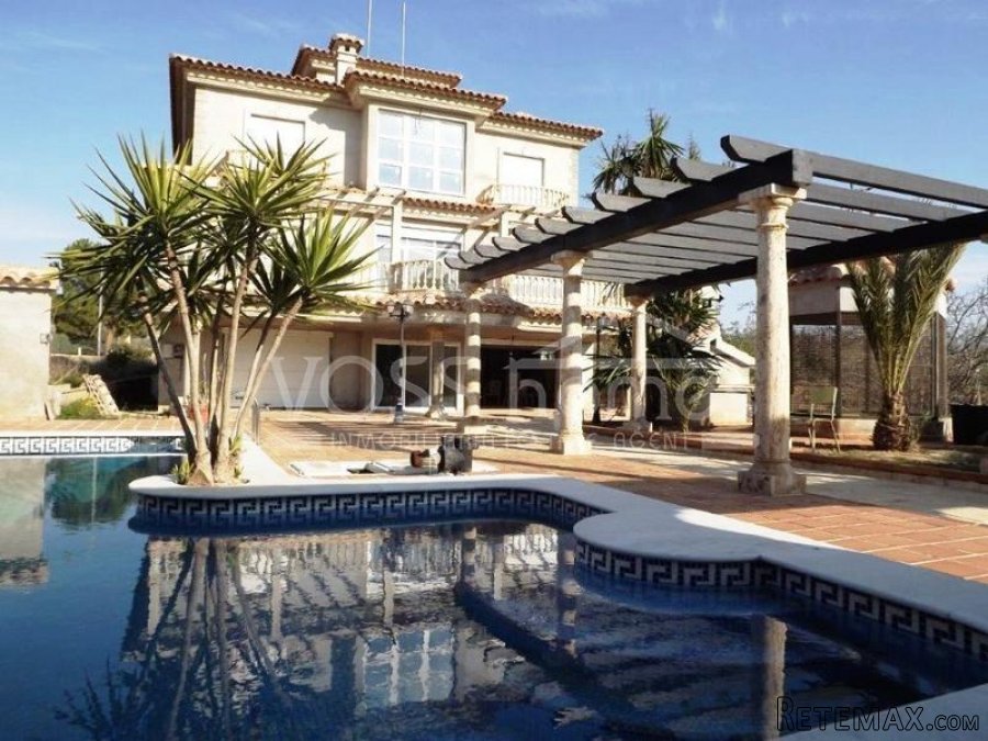 A HUGE 3 storey, 5 bedrooms, 3 bathrooms, with PRIVATE.. - 3