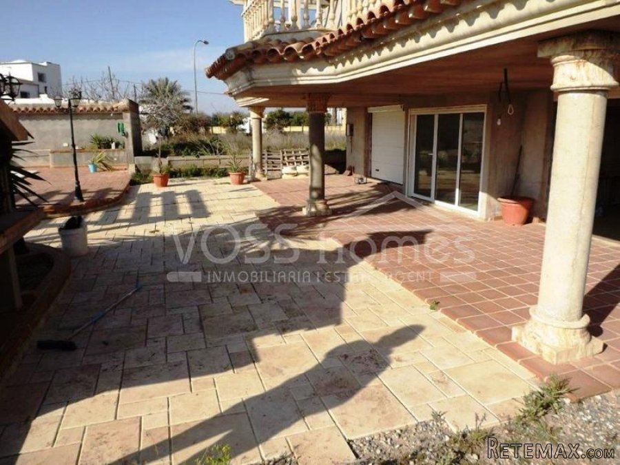 A HUGE 3 storey, 5 bedrooms, 3 bathrooms, with PRIVATE.. - 4