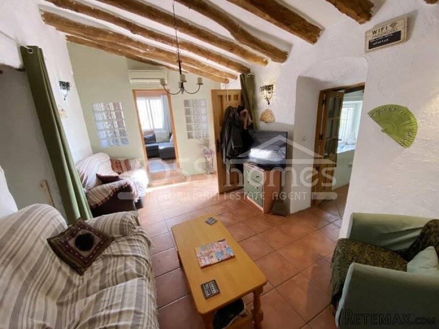 NEW & EXCLUSIVE LISTING TO VOSS HOMES - A Quaint & Quirky.. - 4