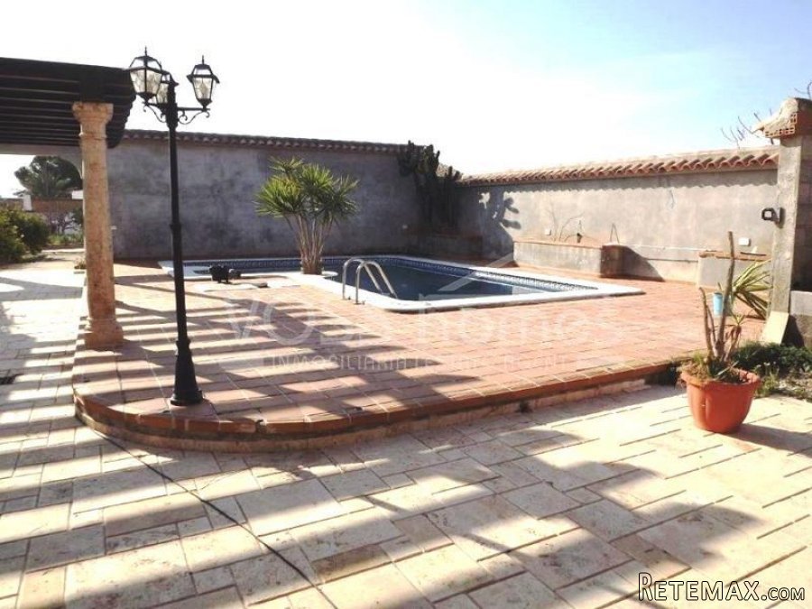 A HUGE 3 storey, 5 bedrooms, 3 bathrooms, with PRIVATE.. - 5