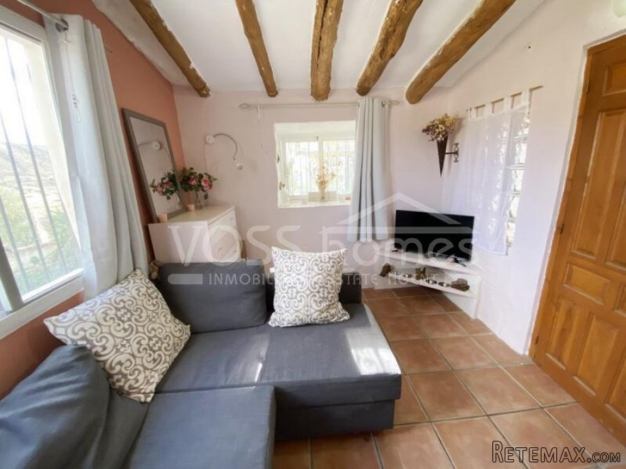 NEW & EXCLUSIVE LISTING TO VOSS HOMES - A Quaint & Quirky.. - 5