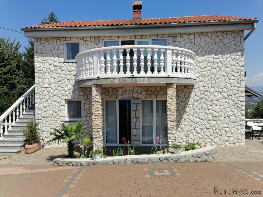 Okolica Matulja,Bregi,obiteljska stambena kuća s više stanov