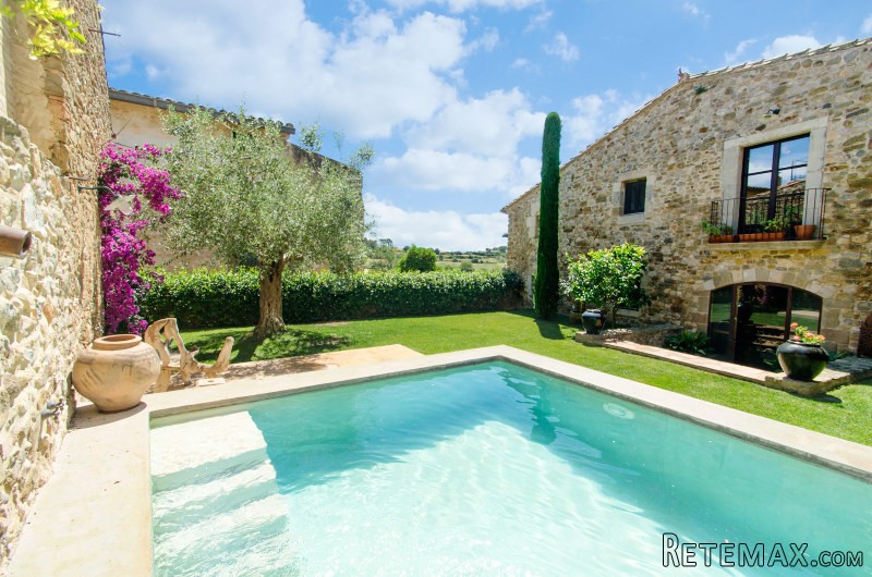 Renovated Masia for sale in Baix Emporda