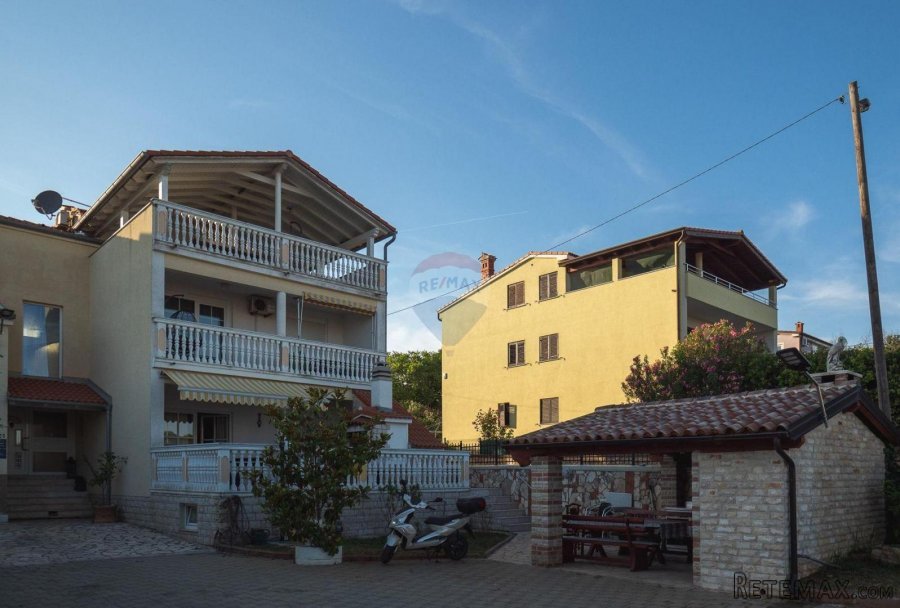 Banjole, apartmanska kuća 350 metara od plaže