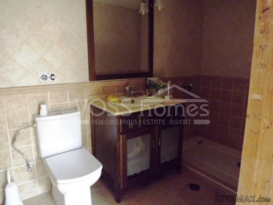 A HUGE 3 storey, 5 bedrooms, 3 bathrooms, with PRIVATE.. - 9