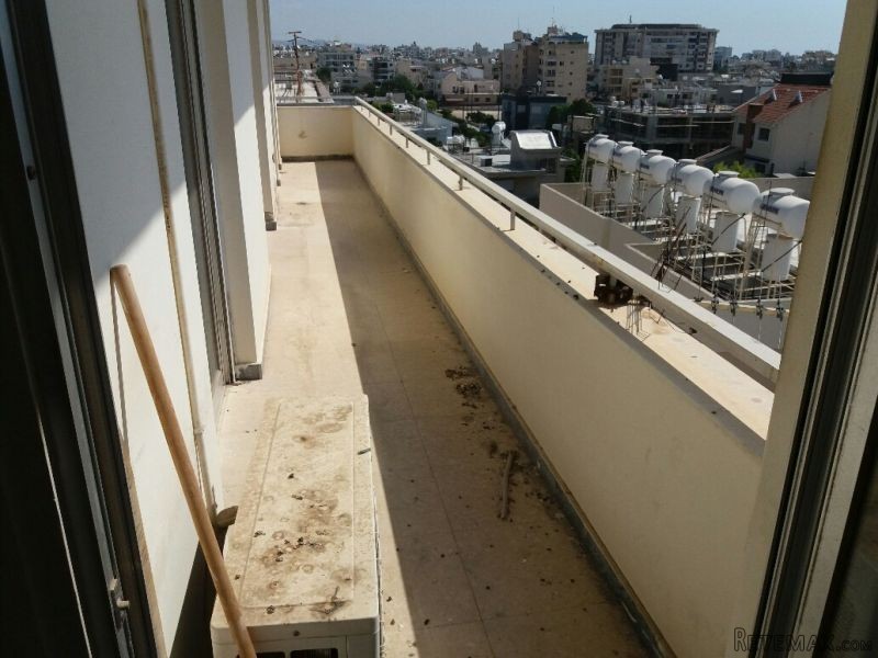 BARGAIN 2 bed apartment in need of..