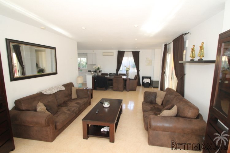 This beautiful detached villa is situated on a spacious.. - 2