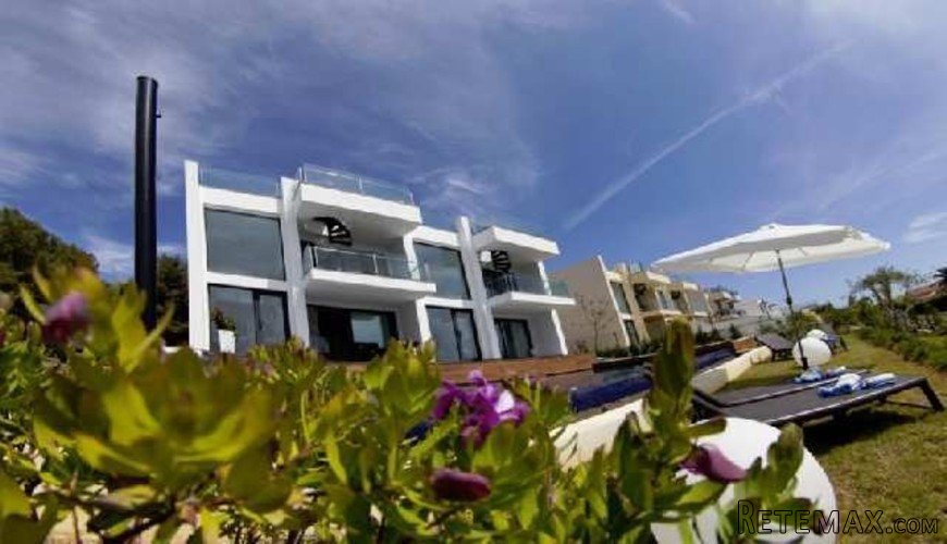The property consists of: basement + 2 floors + solarium.. - 3