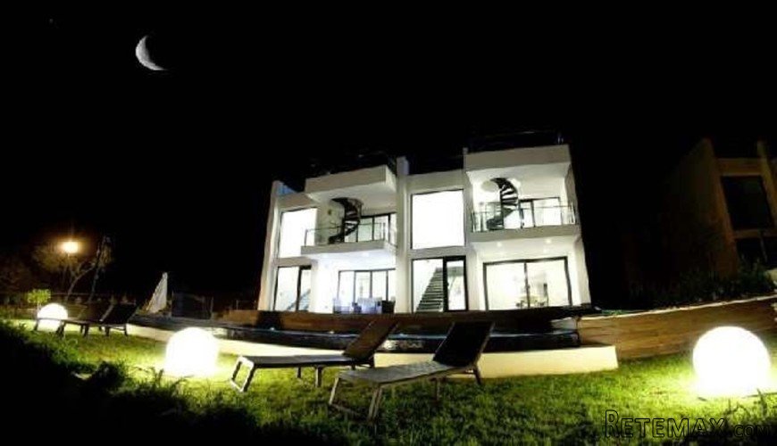 The property consists of: basement + 2 floors + solarium.. - 4