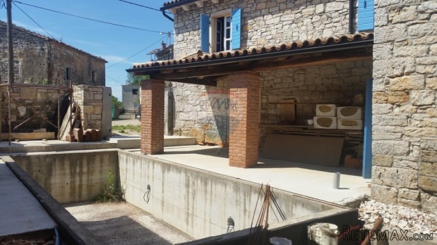 KUĆA S BAZENOM U SREDIŠNJOJ ISTRI! - 2
