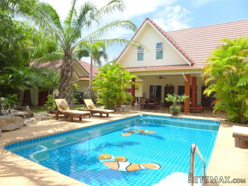 Modern 5 bedroom pool estate with two..
