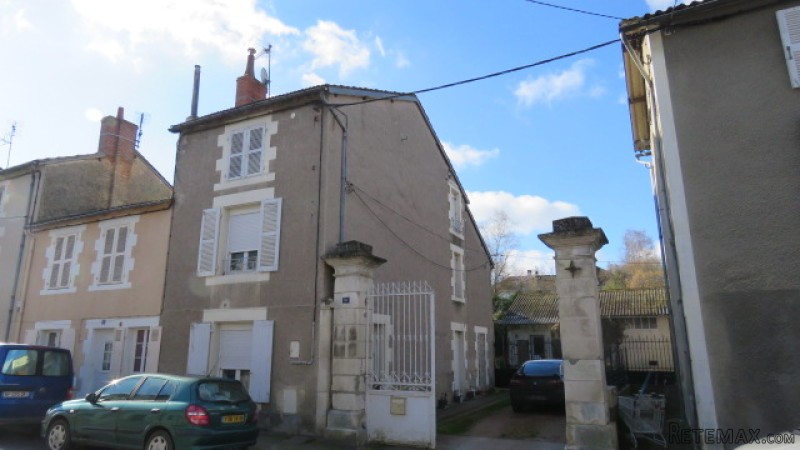 Townhouse with garages and workshops in..