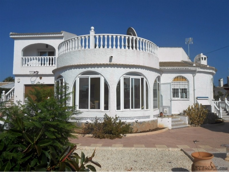 RS290, Detached 4 Bed Villa with large..
