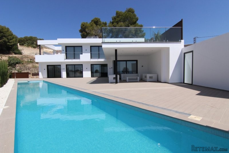 Stunning exclusive 4 bedroom villa with..