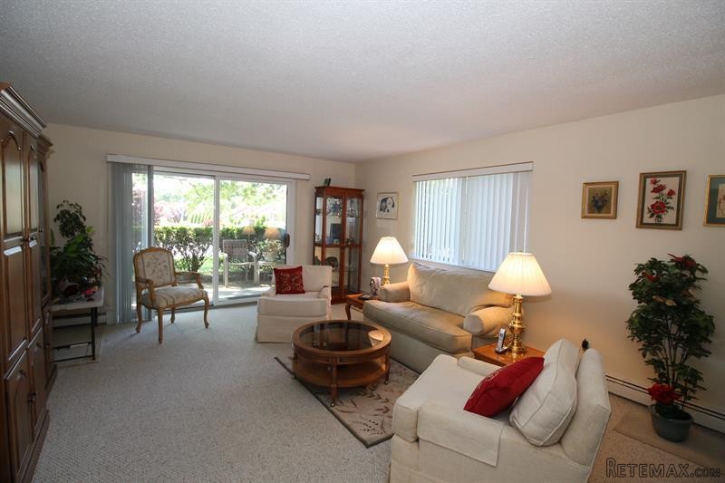 2 bedroom House For Sale: 2 Briarcliff.. - 2